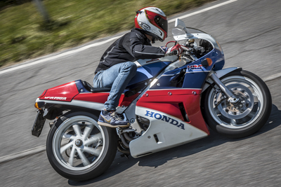 YoungTimer Moto.it: Honda RC30. Proviamo i miti del passato