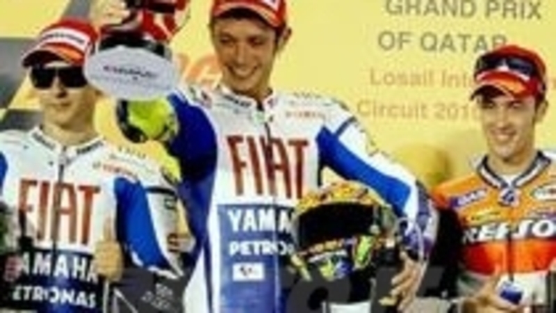 Stoner cade e Valentino vince in Qatar