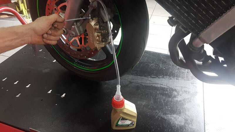 Come spurgare i freni della moto: tutorial