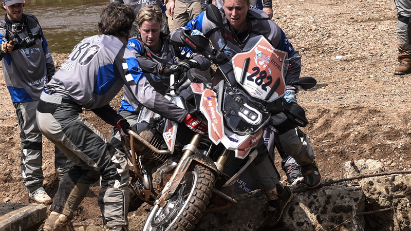 BMW GS Trophy 2016, day 1: Argentina in testa