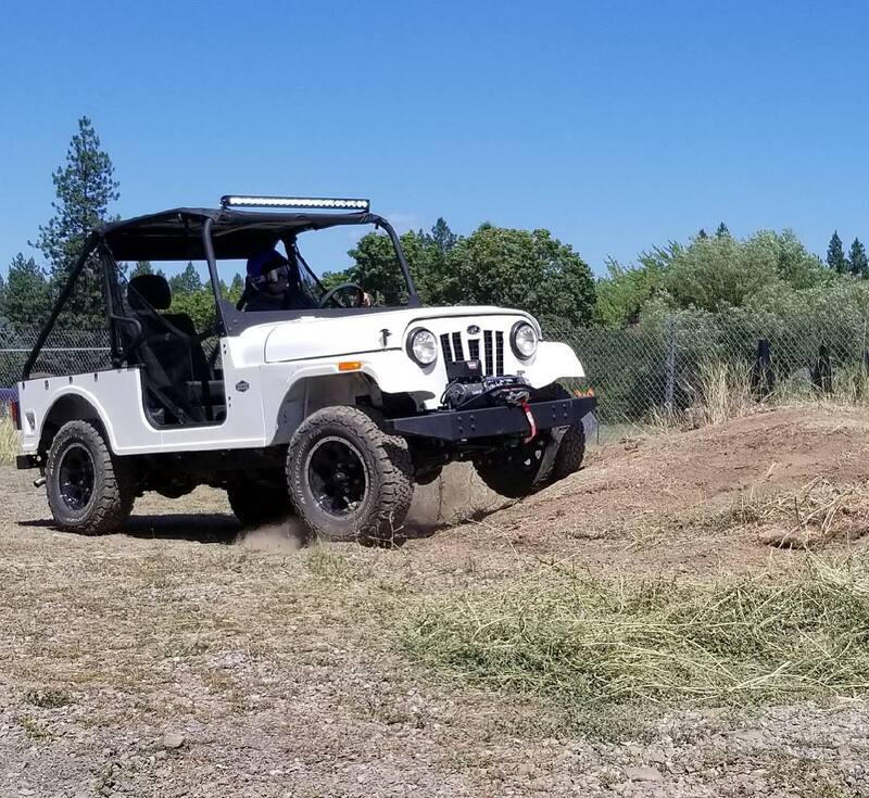 La Roxor in effetti assomiglia molto alle vecchie Jeep originarie; lei, come molte altre vendute per il mondo da marchi diversi