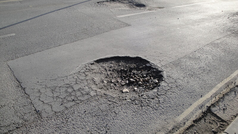 Ruota danneggiata da buca stradale? Si pu&ograve; evitare con l&rsquo;aiuto del sistema Ford [video]