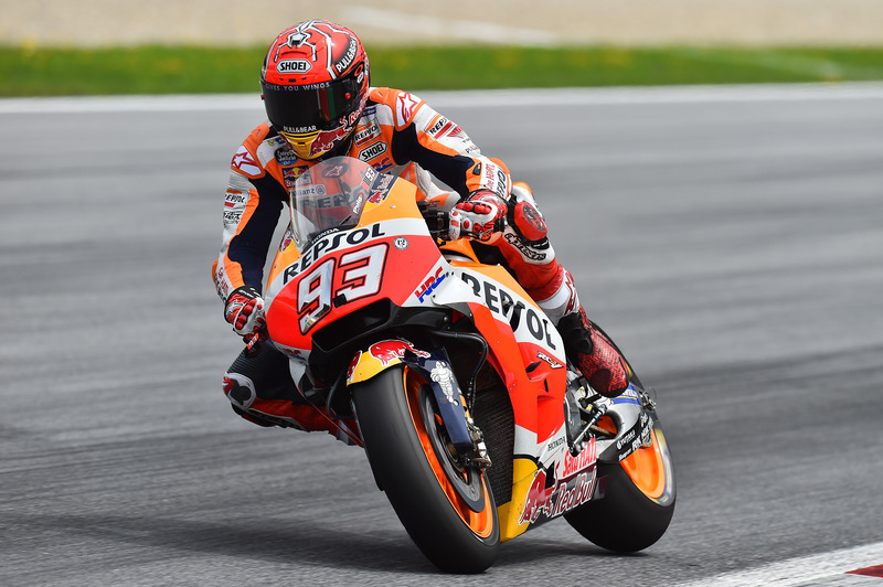 Marc Marquez al Red Bull Ring nel 2017. In alto &egrave; invece Cal Crutchlow