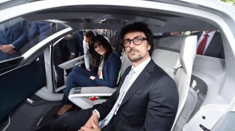 Toninelli: pi&ugrave; sanzioni per chi usa il telefono alla guida