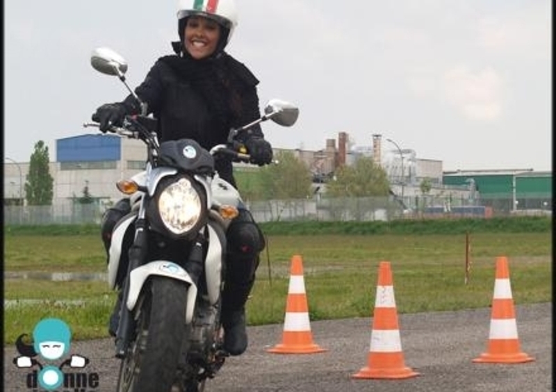 Juliana Moreira con Suzuki e Donneinsella