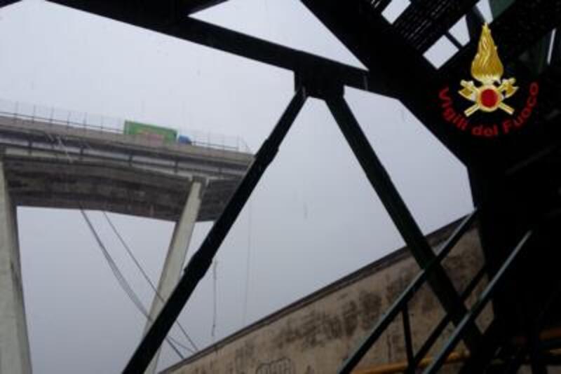 Il viadotto crollato visto dal basso