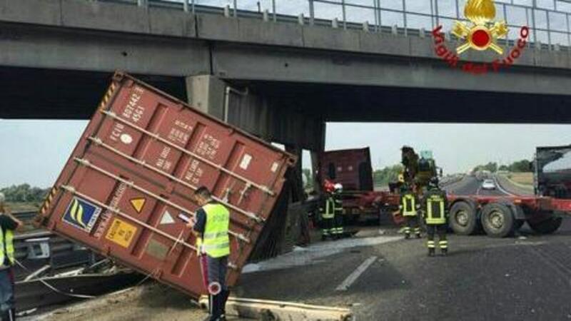 TIR contro pilone del cavalcavia dopo lo scoppio di una gomma