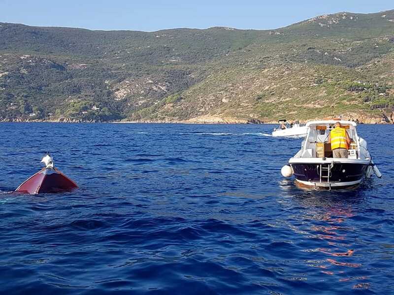 La barca in mare durante le fasi di recupero dopo la burrasca (foto da Milanotoday.it)