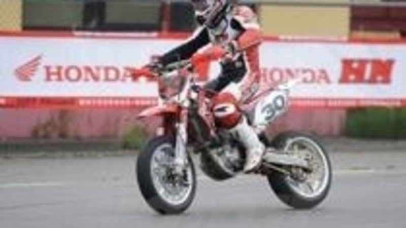 Ivan Lazzarini (Honda) si aggiudica la seconda prova degli Internazionali d&rsquo;Italia Supermoto