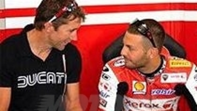 Ducati testa nuove soluzioni per la 1198R con Troy Bayliss