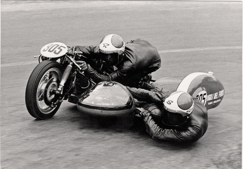 Roberto Pedrini e Alessandro Mignani in piena azione sul loro sidecar, in questa occasione privo della carenatura. Si pu&ograve; notare la scritta &ldquo;vigili del fuoco&rdquo;&hellip;