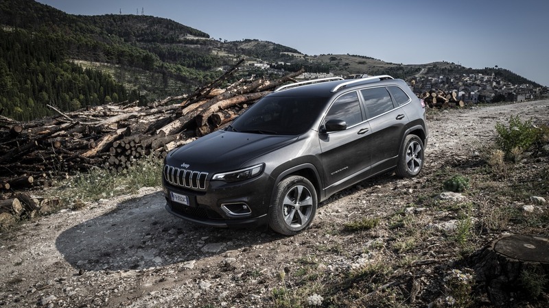 Jeep Cherokee 2019: il restyling punta su look e tecnologia [video primo test]