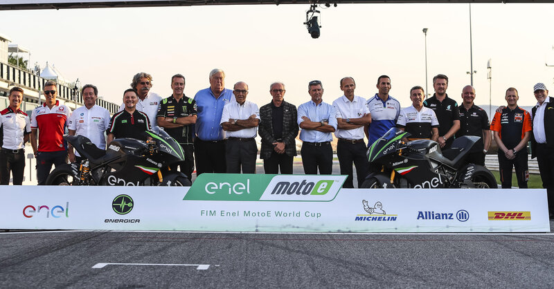 La foto di gruppo della MotoE sul rettilineo di Misano