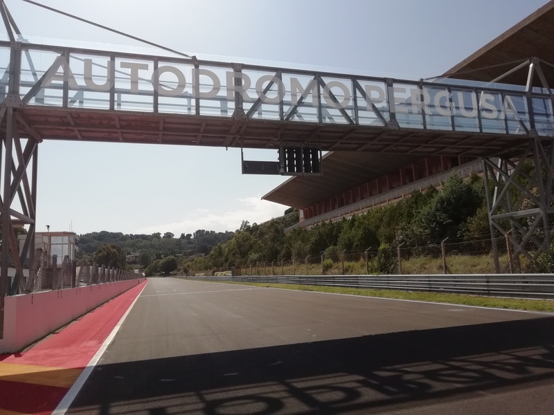 Il ponte che sovrasta il rettilineo box dell&#039;Autodromo di Pergusa