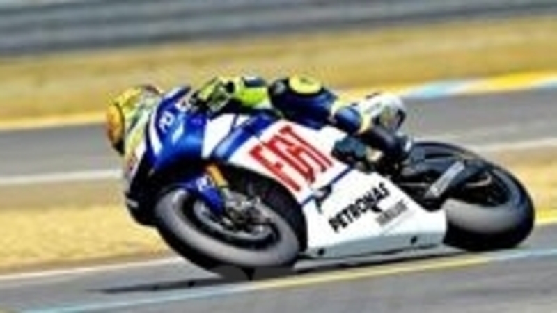 Rossi conquista la pole a Le Mans, davanti a Lorenzo e Pedrosa