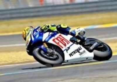 Rossi conquista la pole a Le Mans, davanti a Lorenzo e Pedrosa