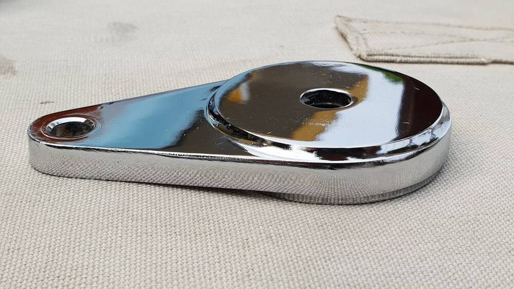 Supporto cromato contachilometri Harley-Davidson (2)