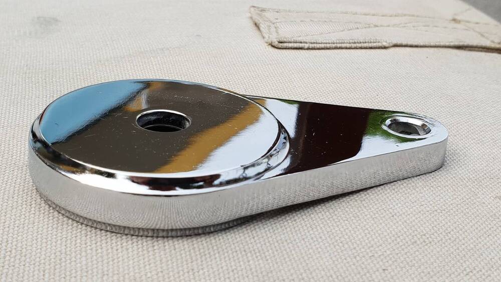 Supporto cromato contachilometri Harley-Davidson (3)