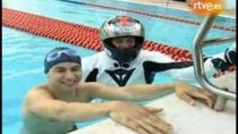 Lorenzo in piscina con il capione di nuoto