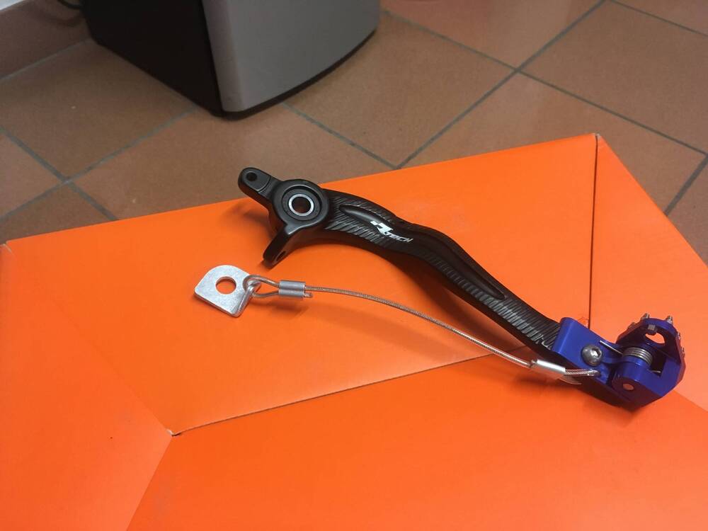 LEVA FRENO POSTERIORE HUSQVARNA r-tech Racetech (2)
