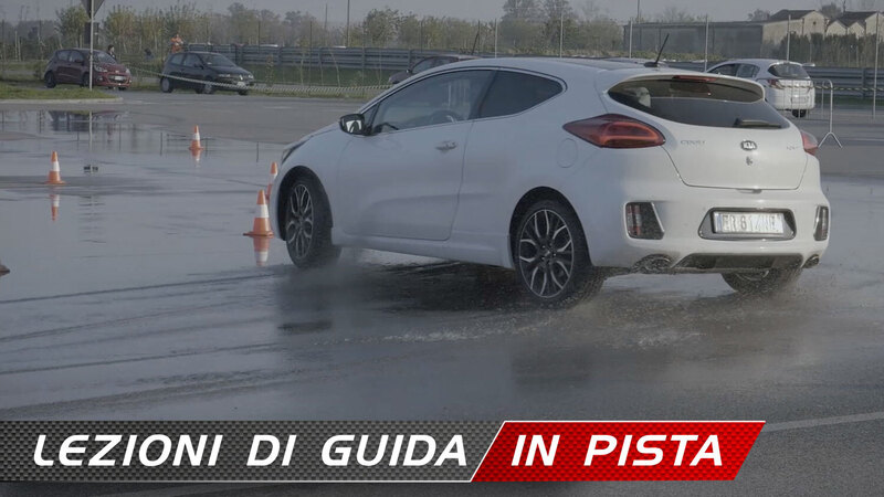 Corso di guida in pista per le GT, le piccole sportive. 4 - La guida sul bagnato