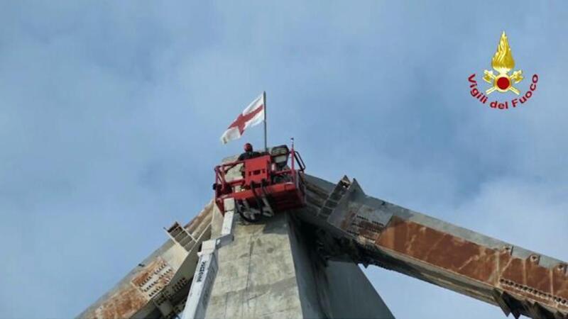 Ponte Morandi, Vigili del Fuoco issano la bandiera di Genova [Video]