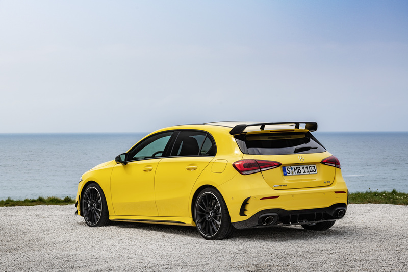 Il posteriore della nuova A 35 AMG. Si fa notare lo spoiler sulla sommit&agrave; del portellone