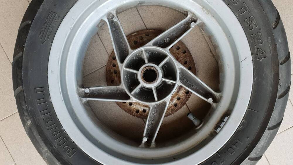 Ruota posteriore con disco Aprilia Leonardo (4)