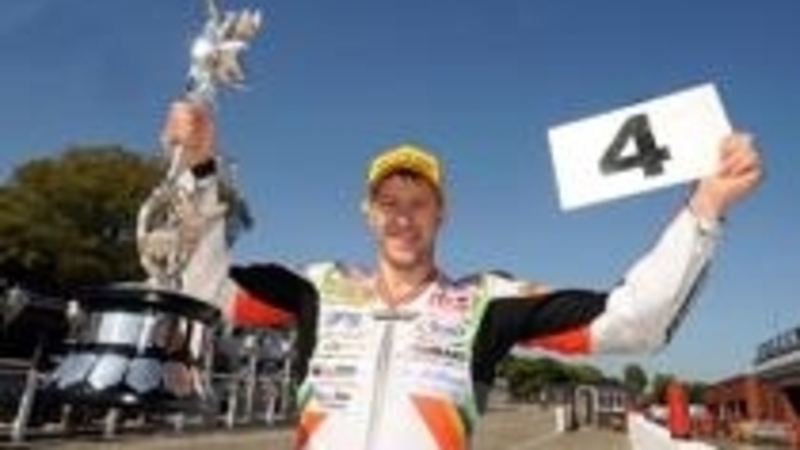 Tourist Trophy. Fantastico poker per Hutchinson!