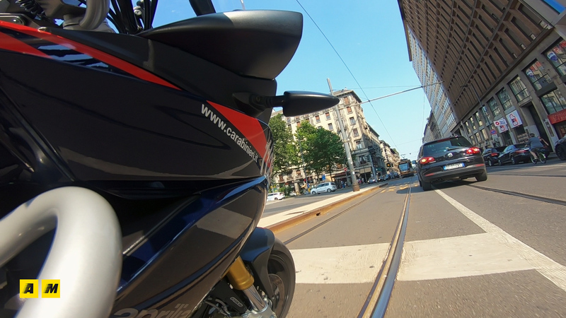 L&#039;Aprilia nelle vie del centro di Milano