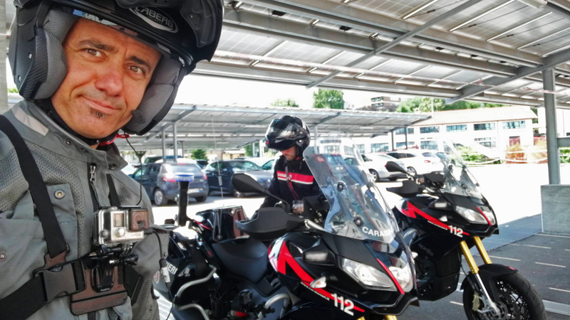 Carabinieri in azione! Con loro a sirene spiegate per le vie di Milano