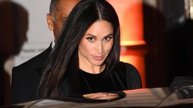 Meghan Markle chiude la portiera e... scandalizza il Regno Unito [Video]