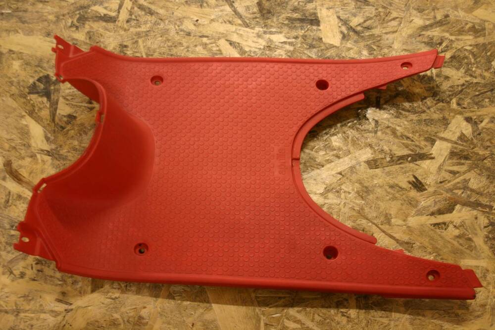 PIANALE POGGIAPIEDI ROSSO (AP8231141) Aprilia