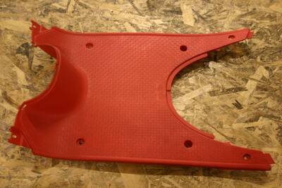 PIANALE POGGIAPIEDI ROSSO (AP8231141) Aprilia