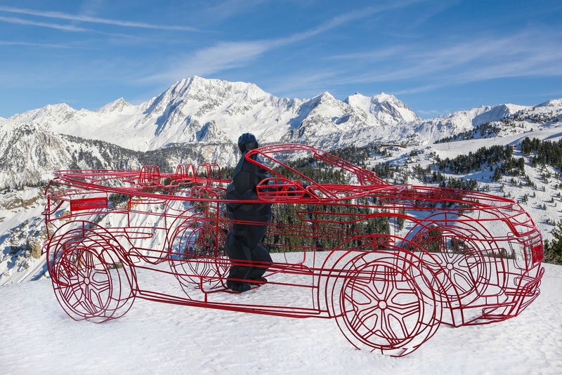 Sulle Alpi francesi una scultura Range Rover con King Kong al volante