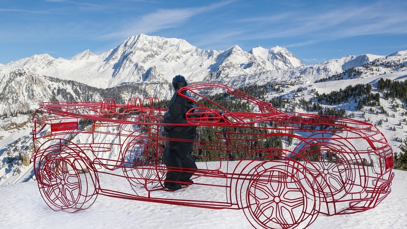 Sulle Alpi francesi una scultura Range Rover con King Kong al volante