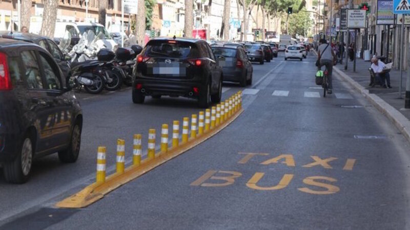 Roma: i nuovi cordoli per le corsie del bus sono trappole per moto e scooter!