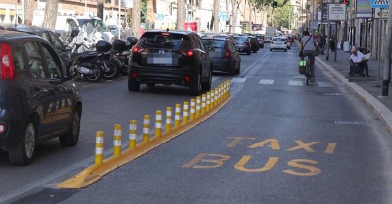 Roma: i nuovi cordoli per le corsie del bus sono trappole per moto e scooter!