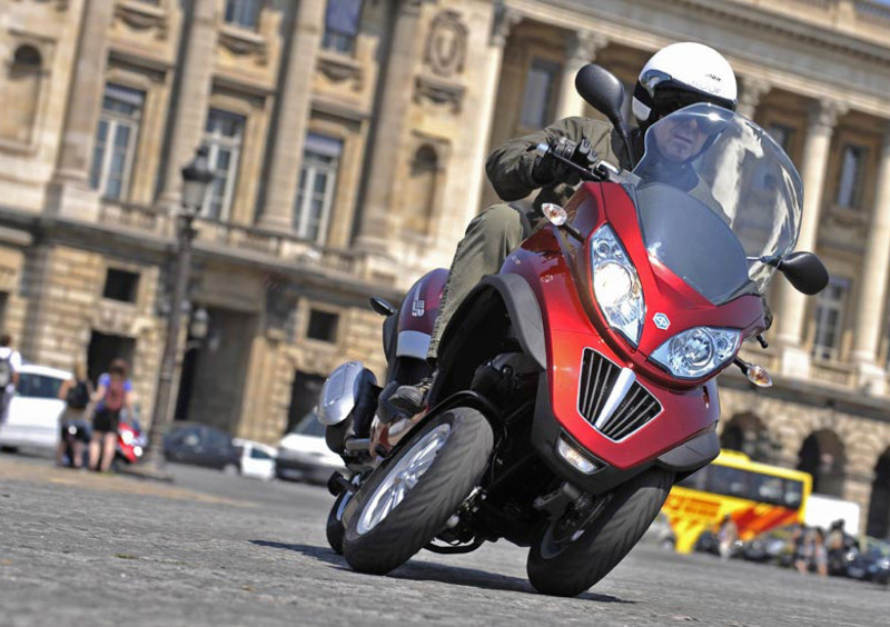 Piaggio MP3 300 i.e. e Hybrid 