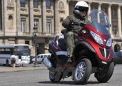 Piaggio MP3 300 i.e. e Hybrid 