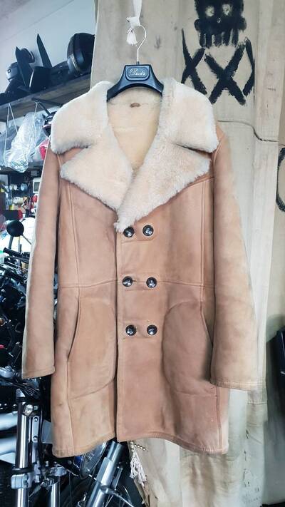 Montone con 6 bottoni beige Artigianale