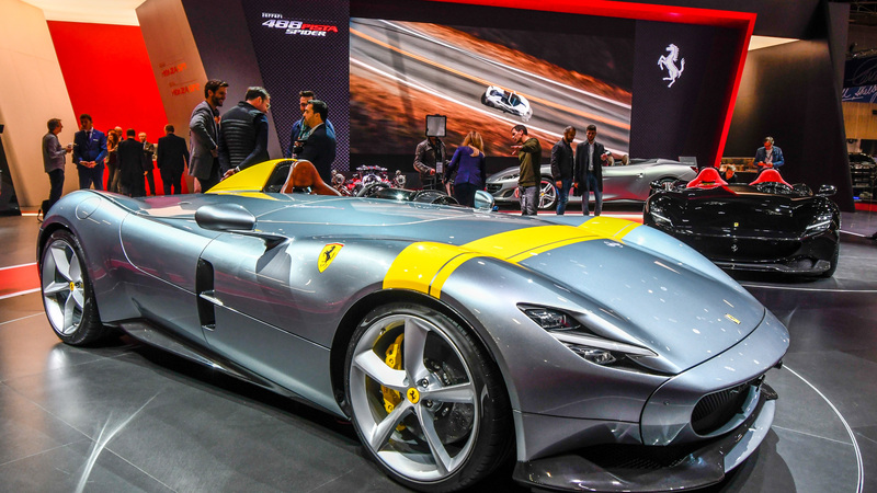 Ferrari Monza SP1 e SP2 al Salone di Parigi 2018 [Video]