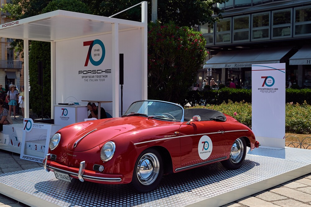 Tra le molte vetture di Stoccarda che si radunano per l&#039;occasione, in piazza vista lago, &egrave; la 356 Speedster a posizionarsi sul palco