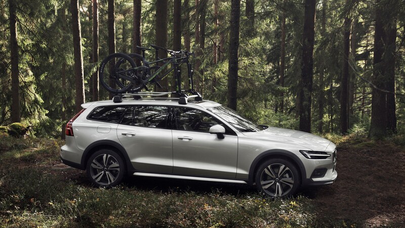 Volvo V60 Cross Country 2019 75 mm in pi&ugrave; per l&#039;avventura [Video]