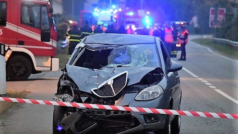 Dramma stradale: a piedi dopo alcol test del conducente, investiti da un&rsquo;ubriaca al volante