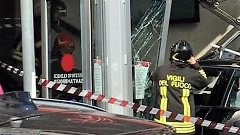 Incidenti stradali, Milano: anziano sfonda ingresso clinica con la 500L