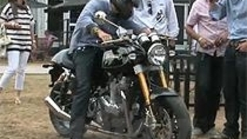 Orlando Bloom sulla Norton Commando