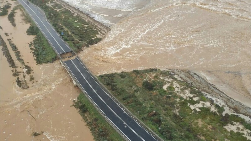 SS195 allagata e interrotta: crolla un ponte a Cagliari