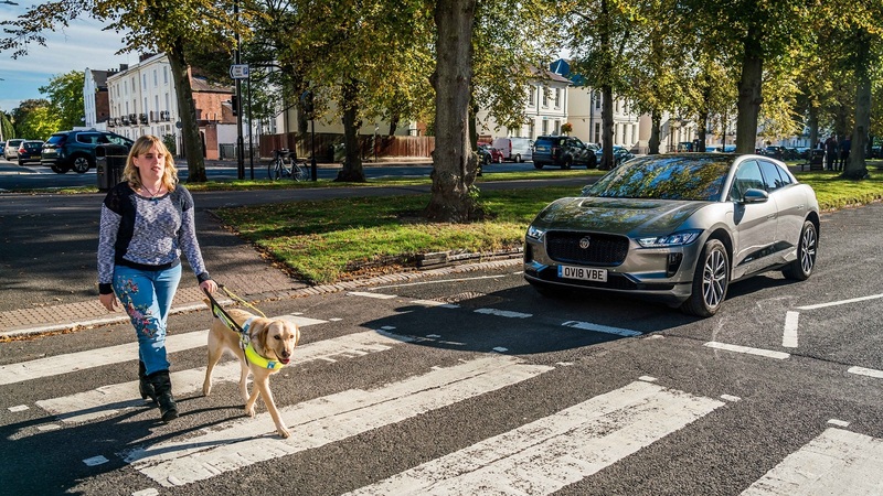 EV, Sicurezza pedoni: la Jaguar elettrica si fa sentire con un fischio [video]