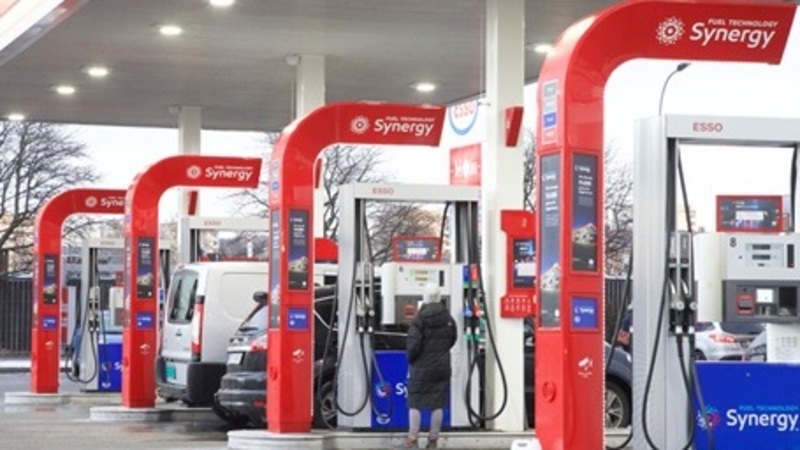 Rifornimento carburante auto: al distributore E5 e B10 sanno di benzina e gasolio